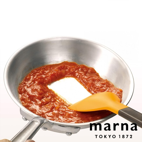 marna TOKYO 1872，橘色耐熱矽膠鍋鏟正在攪拌鍋中的番茄醬