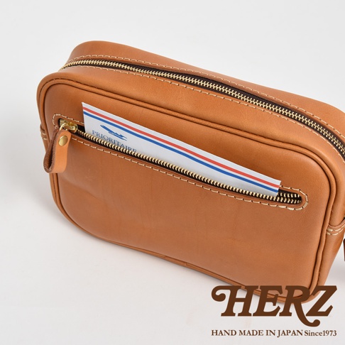 職人手作皮革可拆式扣環萬用手提包 S-11，棕褐色皮革，設有拉鍊開口，內嵌式前袋，含紙質卡片。