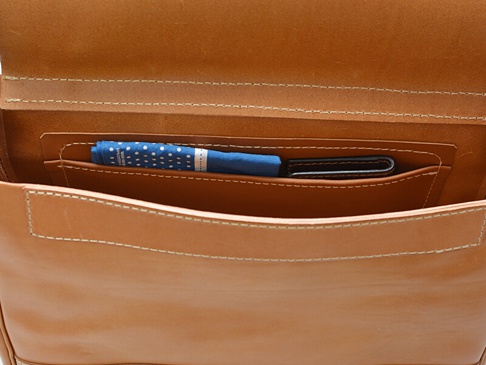 淺棕色皮革側背包，內有藍色圓點圖案的方巾及黑色皮夾，縫線清晰，質感良好。