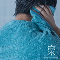 藍色毛巾，質感蓬鬆細柔，長纖維材質，邊緣有藍色滾邊。毛巾上有白色「泉」字樣Logo及「SENSHU TOWEL」字樣。