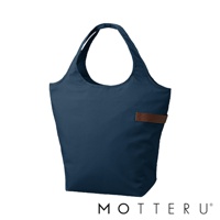 深藍色大容量摺疊保冷可立托特袋，採用耐用材質製作，袋身一側有咖啡色皮革裝飾，配有兩個提把，方便攜帶。