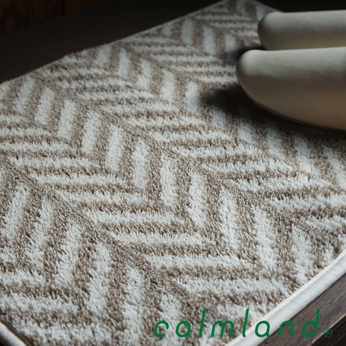 TRIABEAT 北歐風人字紋玄關地墊，大地色系搭配經典人字紋，柔軟的絨毛材質，適合居家玄關使用。