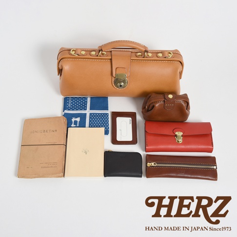 HERZ 品牌標誌與手作皮革商品，包含杜勒斯包、錢包、卡夾及筆記本