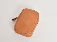 職人手作皮革菸盒收納包，淺棕色皮革，方形設計，附有金色拉鍊和皮革拉頭，車縫線清晰。