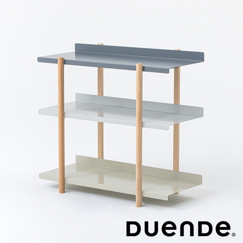 MARGE SHELF 3 三層置物收納架，由木製支架和深灰色、淺灰色、淺綠色三層金屬層板組成，簡約現代的設計。