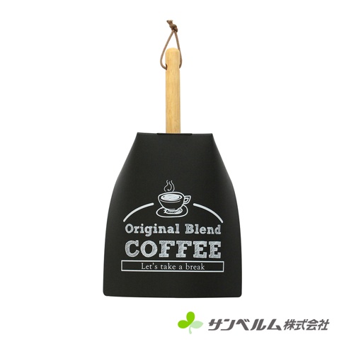 黑色畚箕正面印有白色咖啡杯圖案與 Original Blend COFFEE Let's take a break 文字，畚箕上方連接一支淺木色木柄並附有掛繩，整體造型簡約，右下方印有綠色植物標誌與 Sanbelm 公司名稱。