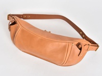 職人手作皮革大容量斜背包，淺棕色，材質為真皮，設計簡潔，有可調節式肩帶及金屬扣環，適合日常穿搭。