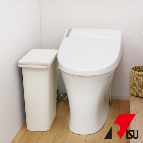 H&H系列20公升白色按壓式垃圾桶，採圓角長方形設計，搭配米白色蓋子，放置於白色馬桶旁。