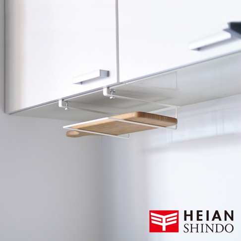 白色金屬製免鑽櫥櫃砧板架，下方懸掛一個木製砧板。