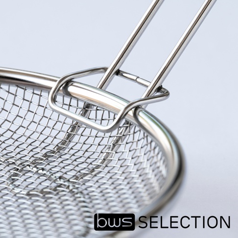 bws SELECTION 標誌旁有一個不鏽鋼瀝水籃的特寫鏡頭