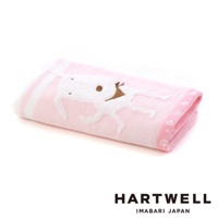 粉色紗布浴巾，繡有白色立體小兔子圖案，兔子戴著棕色領結，浴巾邊緣有白色條紋及粉色小腳印圖案。