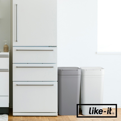 兩個方形垃圾桶，一個灰色，一個白色，均配有灰色頂蓋。