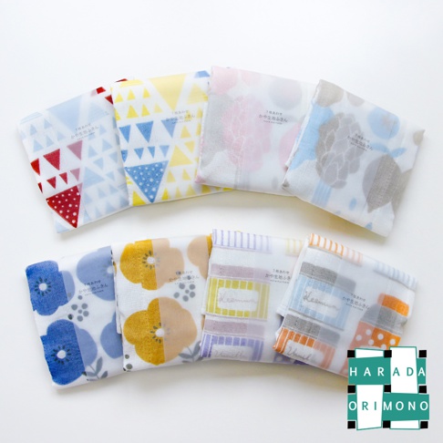 展示七款不同花色、輕薄的七層紗疊織方巾，包含幾何圖案、花卉圖案及條紋圖案，顏色有藍、黃、粉、灰、白等。