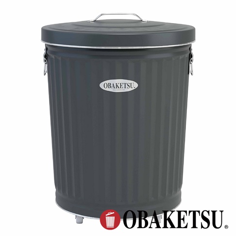 OBAKETSU 品牌 33L 附輪垃圾桶，深灰色，帶有壓紋的圓柱形桶身和金屬提把，垃圾桶正面印有 OBAKETSU 標誌。