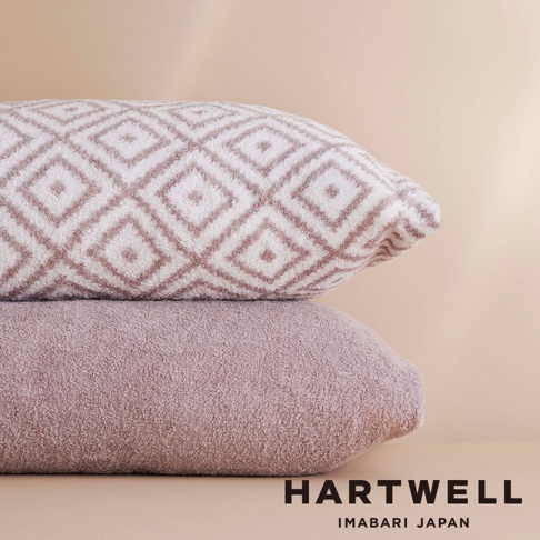 兩件 CUOL 今治柔彈伸縮美肌枕套，一件為淺粉色，另一件為白色底搭配淺棕色菱格紋。