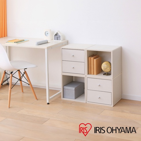 淺木色圓角無門組合收納櫃，由四個方形模組堆疊而成，包含兩個兩抽屜模組和兩個開放式模組，其中一模組內置灰色收納盒，另一模組擺放書本與地球儀裝飾。