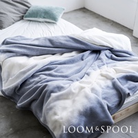 抗菌短絨雙人毯，以藍色與白色漸層印花設計，材質柔軟，呈現舒柔觸感。