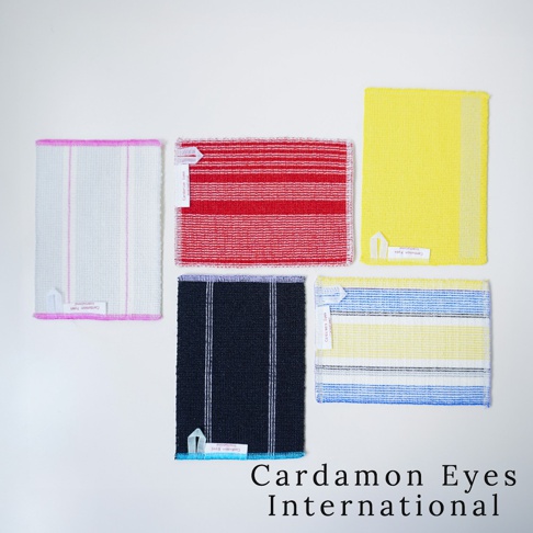 五條無痕清潔巾，包含粉色邊緣的白色條紋、紅色橫條紋、黃色、黑色直條紋及藍黃色條紋，皆為壓克力纖維材質。