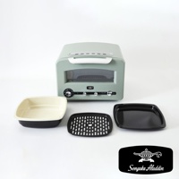 淺綠色復古多用途烤箱，配有奶油色內盤、黑色烤網和黑色烤盤，附有銀色把手和控制旋鈕。