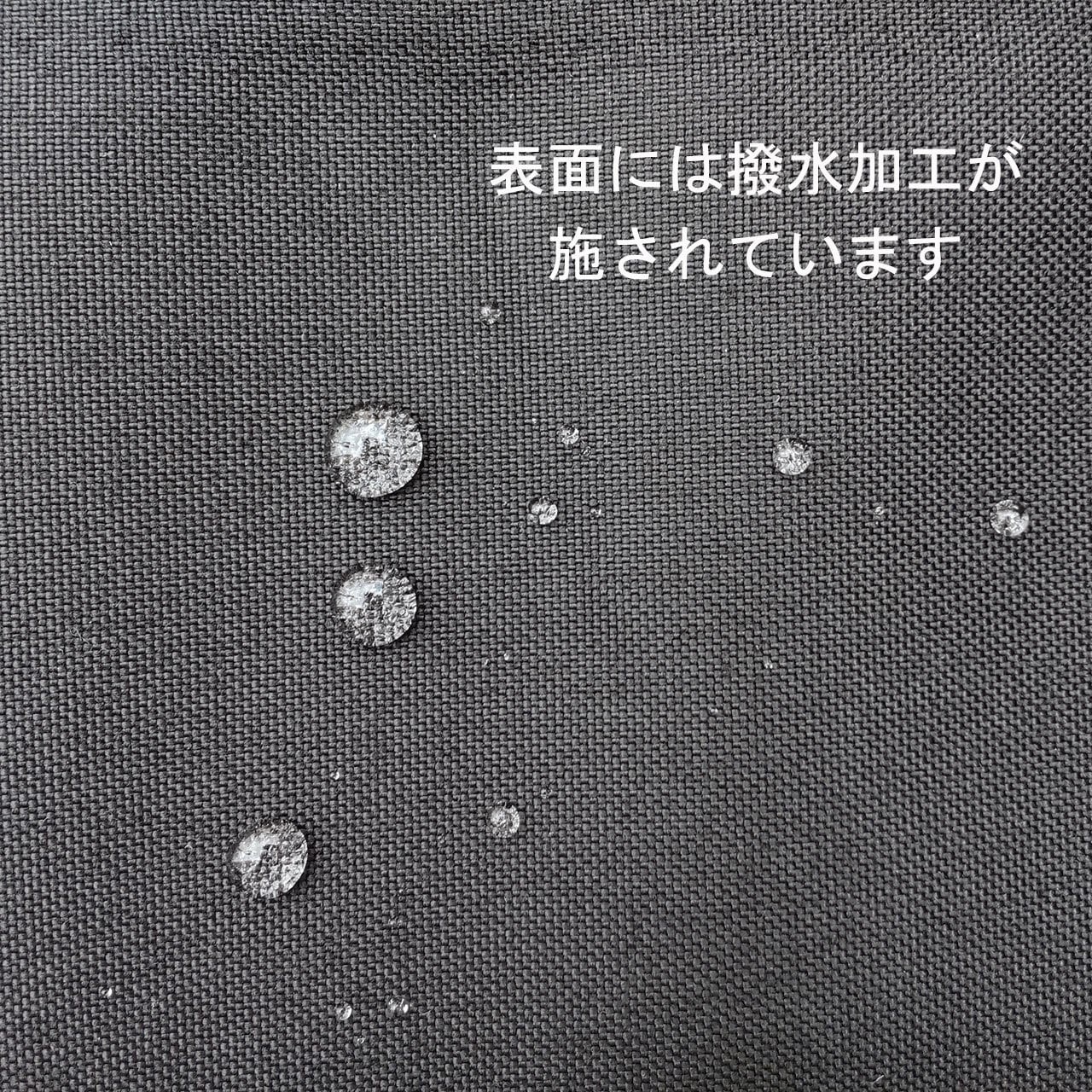 表面經過撥水加工的黑色尼龍布料上有幾顆圓形的水珠
