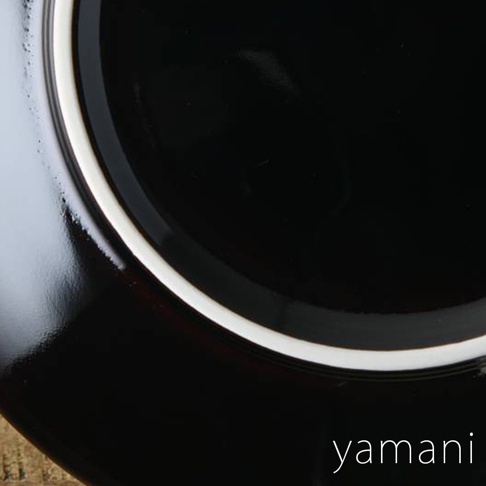 Tsudoi 赤飴釉美濃燒圓盤，黑色釉面，邊緣飾有白色釉。