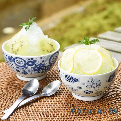 兩個日式飯碗，一個裝有奇異果刨冰，另一個裝有檸檬刨冰。飯碗為白色陶瓷，飾有藍色日式圖案，包括花紋和海洋生物。