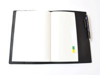 ブラックなど落ち着いた色なら、お仕事にもピッタリ。ノートをさらで持っているより、ぐんと上品になります。