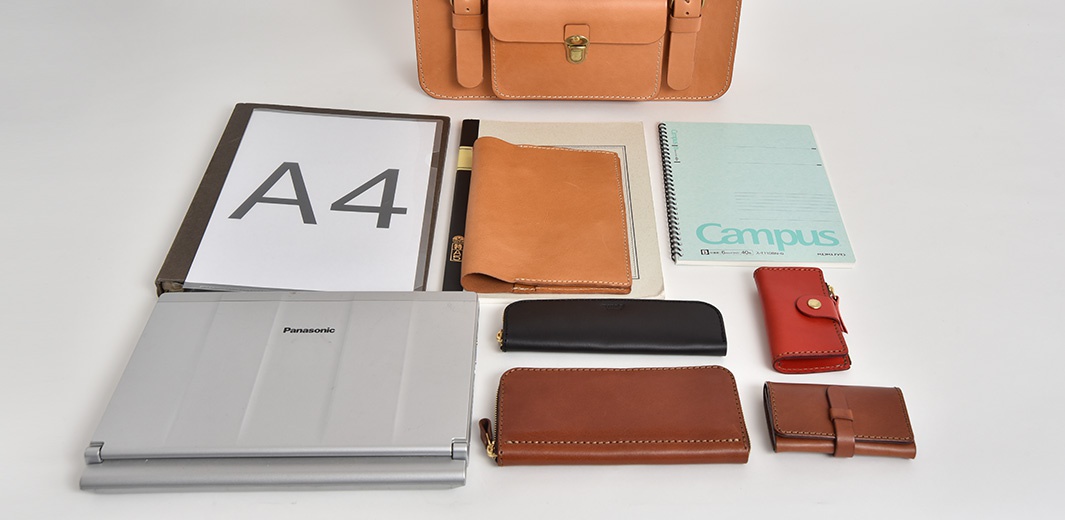 職人手作皮革學院風兩用商務公事包，搭配筆記本、A4文件夾、筆、筆記型電腦、長夾、短夾及零錢包，展現豐富的收納性。