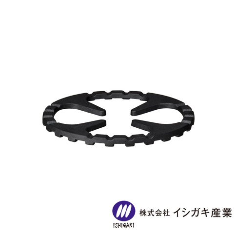 黑色鑄鐵製五德瓦斯爐架，呈圓形，邊緣有鋸齒狀凹槽，內部有四個向上彎曲的支架，用於穩定鍋具。