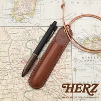 職人手作皮革掛繩筆套KP-3，搭配一支多色筆，置於地圖背景上。