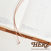 職人手作皮革手帳書套，細膩的縫線與皮革紋理，搭配簡約的內頁設計，展現質樸手感。