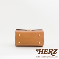 職人手作皮革復古杜勒斯手提包，使用棕褐色皮革製成，配有金色金屬扣和鉚釘，以及米白色縫線，展現經典復古風格。