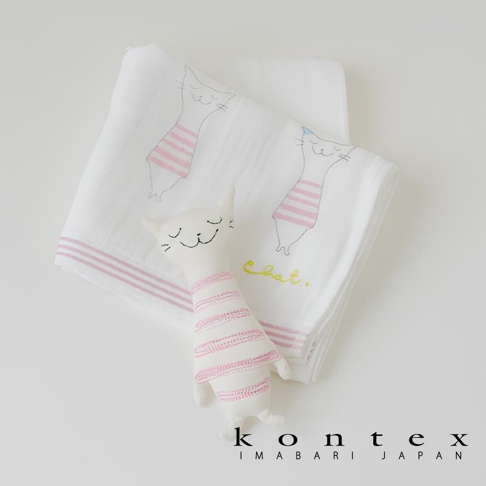 白色有機棉布料上印有粉色條紋和可愛貓咪圖案，搭配一個相似設計的白色貓咪造型有機棉抓握玩偶，玩偶身上有粉色條紋和點狀印花。