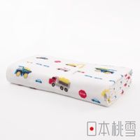 一條白色紗布浴巾，上面印有各種彩色交通工具圖案，包含藍色工程車、紅色卡車、黃色挖土機、小汽車及紅色停止標誌。