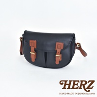 職人手作皮革傳統釣魚包 CK-21，黑色皮革包身，搭配棕色皮革飾帶與金屬釦，風格簡約耐用。