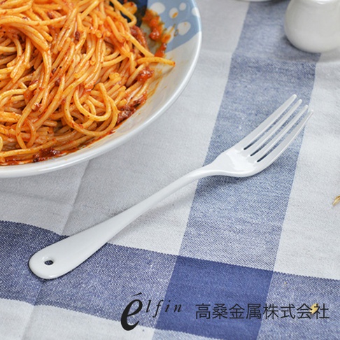 日製白琺瑯餐叉，四齒設計，帶有掛孔手柄，簡潔光滑。