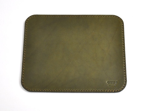 職人手作皮革滑鼠墊板 (KZ-70)，橄欖綠色，皮革材質，邊緣車縫線清晰，右下角有壓印品牌標誌。