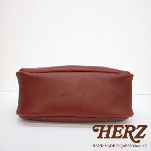 職人手作皮革仕女托特包 T-10，採用紅棕色皮革製成，包身線條簡潔，底部寬闊，縫線清晰可見。