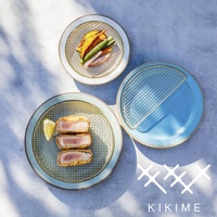 amime 美濃燒瀝油餐盤，含全金屬網架。盤身為淺藍色或帶有藍綠色外圈的陶瓷材質，網架為金色金屬。盤中盛有炸物、烤蔬菜和檸檬角。