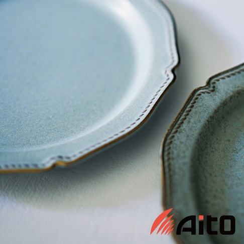 Aito Stitch 系列淺藍色美濃燒金彩浮雕餐盤，展現細緻的縫線壓紋細節與溫潤質感。