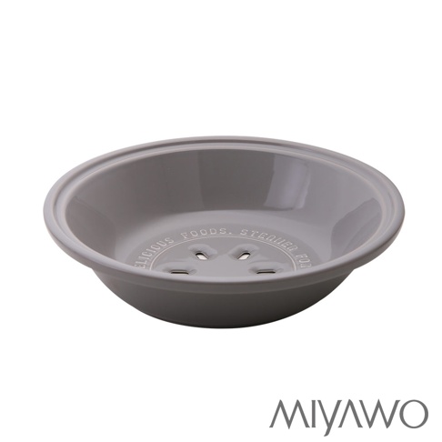 SUNOKO系列耐溫差陶土蒸盤，洋風9號鍋專用，深灰色陶土材質，盤底有四個橢圓形蒸氣孔，周圍刻有「DELICIOUS FOODS. STEAMER FOR」字樣。