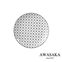 KOMON 和風淺湯盤，白色陶瓷盤身，佈滿黑色圓點圖案，盤緣為黑色勾邊。