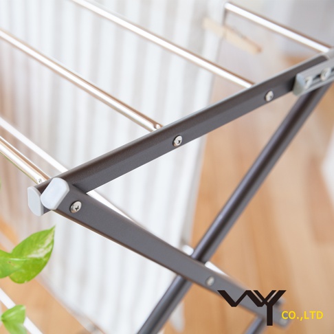 WY CO., LTD 品牌商標置於灰黑色晾曬架底部，展示部分金屬晾桿和摺疊結構