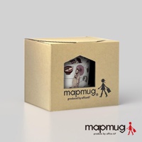 一個瓦楞紙盒內展示著印有日式風格插畫的馬克杯，插畫包含穿著和服的女子、和傘、碗及散步的貓咪，色彩為粉色、紫色與黑色。