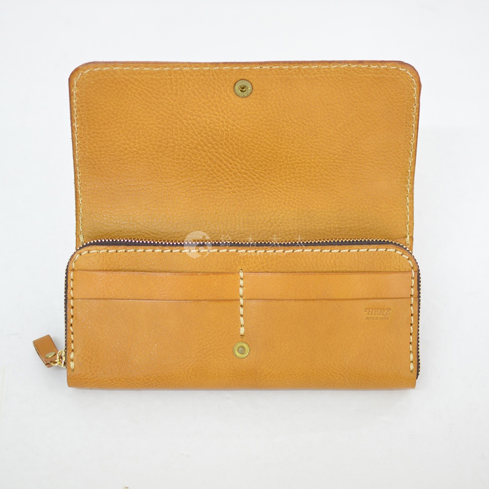 職人手作皮革長夾，淺棕色，寬口設計，設有拉鍊開合及多個卡槽，內部可見品牌標誌。