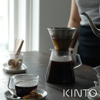 玻璃咖啡壺組，含透明玻璃壺身、帶有銀色金屬濾網的濾杯，以及一個裝有咖啡的玻璃杯，旁邊有方糖和餅乾。