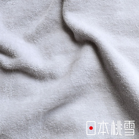 淺灰色絲絨風毛巾材質，表面有細緻的紋理和柔軟的絨毛，呈現自然的褶皺感，適合用於吸濕透氣的枕套。