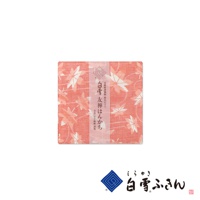 友禪染畫布風方巾，粉紅色底布，印有白色楓葉圖案，質地輕柔。