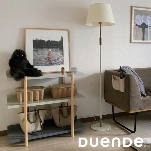 MARGE SHELF 3 三層置物收納架，採用淺灰色層板及原木色支架，上方擺放毛絨玩具、畫作及雜物，中間層有兩個淺棕色紙漿收納盒，最下方一層則放置兩個米白色托特包。