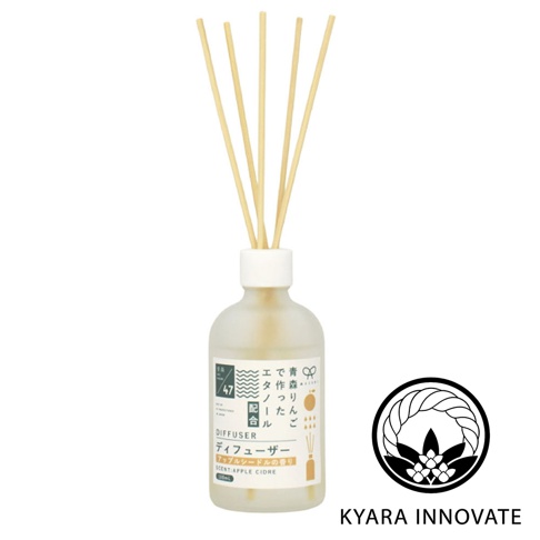 KYARA INNOVATE 擴香竹，瓶身淡黃色，搭配數根淺木色擴香棒，標籤上有日文文字、數字47及圖案，品牌標誌為黑色圓形輔以白色花紋，下方有品牌名稱KYARA INNOVATE